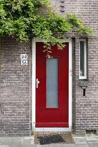 914441 Afbeelding van de voordeur van het huis Hobbemastraat 56 te Utrecht, met het oude huisnummer 44.